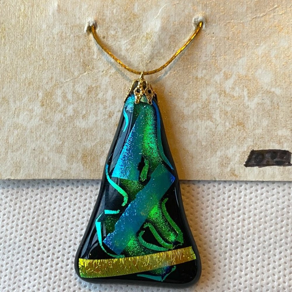 Classy Glass Green & Gold Pendant Necklace